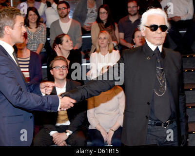 Présentateur de télévision Allemand Markus Lanz (L) et l'Allemand Karl Lagerfeld se serrer la main après l'enregistrement de l'émission de télévision 'Markus Lanz' de la station de radiodiffusion publique allemande ZDF à Hambourg, Allemagne, 12 avril 2012. Photo : Georg Wendt Banque D'Images