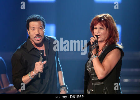 Chanteur de soul américain Lionel Richie et chanteuse allemande Andrea Berg effectuer sur scène lors de l'émission de télévision allemande "Willkommen bei Carmen Nebel" à Esperantohalle à Fulda, Allemagne, 28 avril 2012. Photo : Bodo Schackow Banque D'Images
