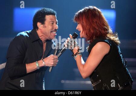 Chanteur de soul américain Lionel Richie et chanteuse allemande Andrea Berg effectuer sur scène lors de l'émission de télévision allemande "Willkommen bei Carmen Nebel" à Esperantohalle à Fulda, Allemagne, 28 avril 2012. Photo : Bodo Schackow Banque D'Images