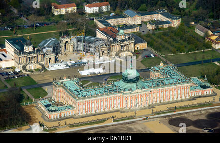 L'antenne présente le nouveau Palais à Potsdam, Allemagne, 19 avril 2012. Le palais est situé sur le côté ouest de l'royal park Sanssouci. Photo : Patrick Pleul Banque D'Images