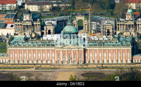 L'antenne présente le nouveau Palais à Potsdam, Allemagne, 19 avril 2012. Le palais est situé sur le côté ouest de l'royal park Sanssouci. Photo : Patrick Pleul Banque D'Images