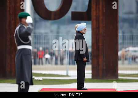 Berlin, 11 avril 2013. Salutation du Premier Ministre indien Manmohan Singh avec honneurs militaires par la chancelière allemande Angela Merkel dans la cour principale de la chancellerie fédérale à Berlin. Banque D'Images