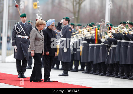 Berlin, 11 avril 2013. Salutation du Premier Ministre indien Manmohan Singh avec honneurs militaires par la chancelière allemande Angela Merkel dans la cour principale de la chancellerie fédérale à Berlin. Banque D'Images