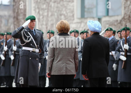 Berlin, 11 avril 2013. Salutation du Premier Ministre indien Manmohan Singh avec honneurs militaires par la chancelière allemande Angela Merkel dans la cour principale de la chancellerie fédérale à Berlin. Banque D'Images