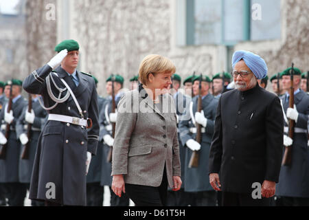 Berlin, 11 avril 2013. Salutation du Premier Ministre indien Manmohan Singh avec honneurs militaires par la chancelière allemande Angela Merkel dans la cour principale de la chancellerie fédérale à Berlin. Banque D'Images