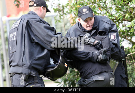 Un manifestant contre un néo-nazi est arrestes mars par la police à Neumünster, Allemagne, 01 mai 2012. Partis, syndicats et associations ont appelé à une manifestation contre les groupes néo-nazis de mars. Photo : BODO MARKS Banque D'Images