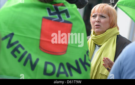 Présidente de parti Les Verts Claudia Roth (R) prend part à une manifestation néonazie à Neumünster, Allemagne, 01 mai 2012. Partis, syndicats et associations ont appelé à une manifestation contre les groupes néo-nazis de mars. Photo : MARCUS BRANDT Banque D'Images