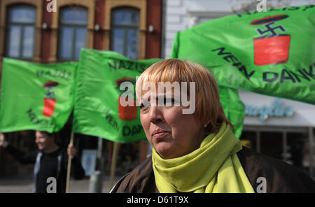 Présidente de parti Les Verts Claudia Roth (R) prend part à une manifestation néonazie à Neumünster, Allemagne, 01 mai 2012. Partis, syndicats et associations ont appelé à une manifestation contre les groupes néo-nazis de mars. Photo : MARCUS BRANDT Banque D'Images