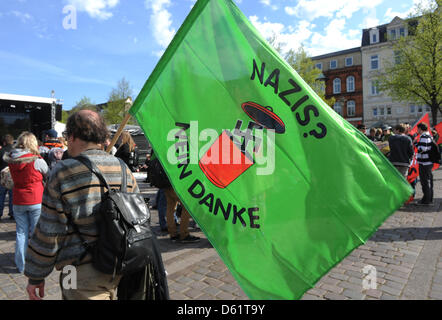 Un manifestant tient un drapeau disant 'nazis ? Merci Noo' lors d'une manifestation néonazie à Neumünster, Allemagne, 01 mai 2012. Partis, syndicats et associations ont appelé à une manifestation contre les groupes néo-nazis de mars. Photo : MARCUS BRANDT Banque D'Images