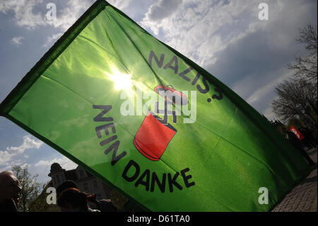 Un manifestant tient un drapeau disant 'nazis ? Merci Noo' lors d'une manifestation néonazie à Neumünster, Allemagne, 01 mai 2012. Partis, syndicats et associations ont appelé à une manifestation contre les groupes néo-nazis de mars. Photo : MARCUS BRANDT Banque D'Images