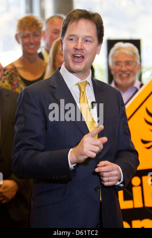 Nick Clegg s'attaquer à des partisans libéraux, démocrates de lancement de la campagne des élections locales ; Eden Project, Cornwall Banque D'Images