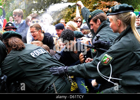 Les agents de police utilisent des gaz lacrymogènes pour repousser les participants d'une manifestation contre un néo-nazi mars à Bonn, Allemagne, 01 mars 2012. Le 1er mai (Journée internationale du Travail), le premier mai, des manifestants et la police clash régulièrement à Berlin. Photo : MARIUS BECKER Banque D'Images