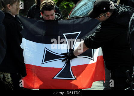 Les manifestants de droite participer à une manifestation du parti d'extrême droite allemand NPD in Neumünster, Allemagne, 01 mai 2012. Partis, syndicats et associations ont appelé à une manifestation contre les groupes néo-nazis de mars. Photo : Carsten REHDER Banque D'Images