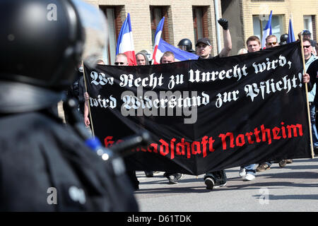 Les manifestants de droite prendre part à un néo-nazi à Neumuenster mars, Allemagne, 01 mai 2012. Partis, syndicats et associations ont appelé à une manifestation contre les groupes néo-nazis de mars. Photo : BODO MARKS Banque D'Images