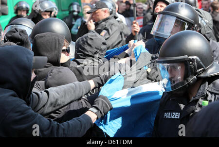 Les agents de police à repousser les manifestants contre un néo-nazi à Neumuenster mars, Allemagne, 01 mai 2012. Partis, syndicats et associations ont appelé à une manifestation contre les groupes néo-nazis de mars. Photo : BODO MARKS Banque D'Images