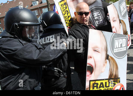 Les agents de police à repousser les manifestants de droite pendant un néo-nazi à Neumuenster mars, Allemagne, 01 mai 2012. Partis, syndicats et associations ont appelé à une manifestation contre les groupes néo-nazis de mars. Photo : BODO MARKS Banque D'Images