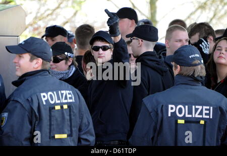 Les manifestants de droite sont accompagnés par la police après avoir arrêté de police d'une manifestation du parti d'extrême droite allemand NPD in Neumünster, Allemagne, 01 mai 2012. Partis, syndicats et associations ont appelé à une manifestation contre les groupes néo-nazis de mars. Photo : Carsten REHDER Banque D'Images