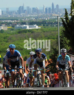 Fabian Wegmann (L) de l'équipe Garmin-Barracuda et Tony Martin (R) de l'équipe Omega Pharma - Quick Step monter le Mammolshain au cours de la boucle dans Koenigstein-Mammolshain Eschborn-Frankfurt City, Allemagne, 01 mai 2012. Un total de 21 équipes participent 51e course à bicyclette sur le long kilmoter 200 parcours dans le Taunus. Photo : ARNE DEDERT Banque D'Images