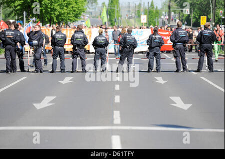 Counterdemonstrators protester contre une manifestation organisée par l'extrême-droite NPD radical derrière une démonstration barracade sur police dans Berlin-Hohenschoenhausen May Day, Allemagne, 01 mai 2012. La police est en vigueur pour prévenir les émeutes sur jour de mai. Photo : MAURIZIO GAMBARINI Banque D'Images