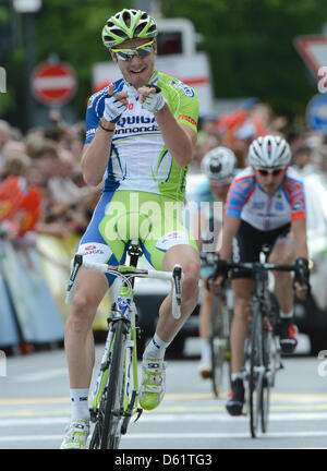 L'Allemagne Dominique Nerz (L) de l'équipe Liquigas-Cannondale célèbre sur la ligne d'arrivée au cours de l'Eschborn-Frankfurt City boucle à l'Alte Oper de Francfort, Allemagne, 01 mai 2012. Il est venu à la deuxième place avant de Sergey Firsanov (R) de team Rusvelo et Tony Martin, de team Omega Pharma-Quick Step (derrière). Un total de 21 équipes participent 51e course à bicyclette sur le k 200 Banque D'Images