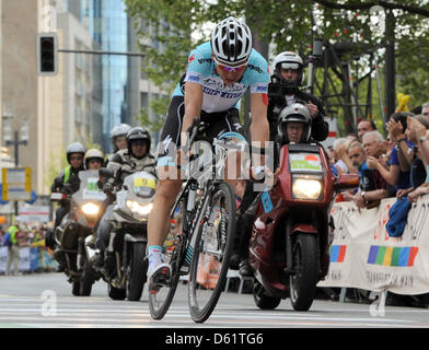 Tony Martin, de team Omega Pharma-Quick Step arrive à la ligne d'arrivée en quatrième lieu pendant l'Eschborn-Frankfurt City Loop à l'Alte Oper de Francfort-sur-Main, Allemagne, 01 mai 2012. Un total de 21 équipes participent 51e course à bicyclette sur le long kilmoter 200 parcours dans le Taunus. Photo : ARNE DEDERT Banque D'Images