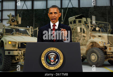 Le président américain Barack Obama offre une adresse au peuple américain sur la politique américaine et la guerre en Afghanistan au cours de sa visite à la base aérienne de Bagram en Afghanistan, Kaboul, 01 mai 2012. Photo : Kevin Lamarque - Piscine via CNP Banque D'Images