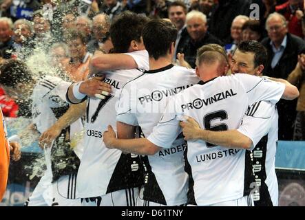 Les joueurs de Kiel célèbrent leur victoire après le match de handball Bundesliga entre THW Kiel et SC Magdeburg à la Sparkassen Arena à Kiel, Allemagne, 01 mai 2012. La victoire a obtenu le 17e titre de championnat allemand de THW Kiel en avance sur le calendrier. Photo : Carsten Rehder Banque D'Images