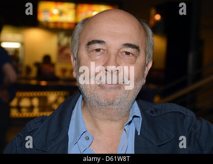 L'acteur français Gérard Jugnot pose lors de la première de son film 'Vaeter und andere Katastrophen" (orig. titre "Un jour mon pere viendra') à la Kulturbrauerei à Berlin, Allemagne, 02 mai 2012. Le film sera diffusé en Allemagne le 03 mai 2012. Photo : Jens Kalaene Banque D'Images