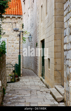 Retour dans la rue étroite de la vieille ville de Dubrovnik, Croatie, Europe Banque D'Images