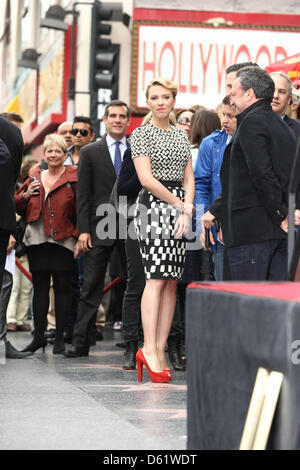 L'actrice Scarlett Johansson assiste à la cérémonie célébrant la nouvelle Star pour Scarlett Johansson sur le Hollywood Walk of Fame à Los Angeles, USA, 02 mai 2012. Photo : Hubert Boesl Banque D'Images