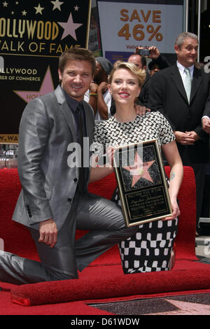 L'actrice Scarlett Johansson assiste à la cérémonie célébrant la nouvelle Star pour Scarlett Johansson sur le Hollywood Walk of Fame à Los Angeles, USA, 02 mai 2012. Photo : Hubert Boesl Banque D'Images