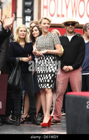 L'actrice Scarlett Johansson assiste à la cérémonie célébrant la nouvelle Star pour Scarlett Johansson sur le Hollywood Walk of Fame à Los Angeles, USA, 02 mai 2012. Photo : Hubert Boesl Banque D'Images