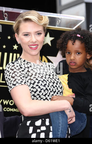 L'actrice Scarlett Johansson assiste à la cérémonie célébrant la nouvelle Star pour Scarlett Johansson sur le Hollywood Walk of Fame à Los Angeles, USA, 02 mai 2012. Photo : Hubert Boesl Banque D'Images