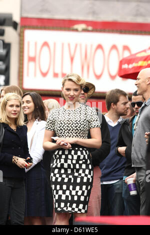 L'actrice Scarlett Johansson assiste à la cérémonie célébrant la nouvelle Star pour Scarlett Johansson sur le Hollywood Walk of Fame à Los Angeles, USA, 02 mai 2012. Photo : Hubert Boesl Banque D'Images