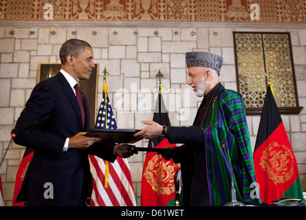 Le président des États-Unis Barack Obama (G) et le Président Hamid Karzai de l'Afghanistan d'échanger des documents après la signature de l'accord de partenariat stratégique cérémonie de signature au palais présidentiel à Kaboul, Afghanistan, 01 mai 2012. Photo : Pete Souza - White House via CNP Banque D'Images