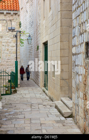 Retour dans la rue étroite de la vieille ville de Dubrovnik, Croatie, Europe Banque D'Images