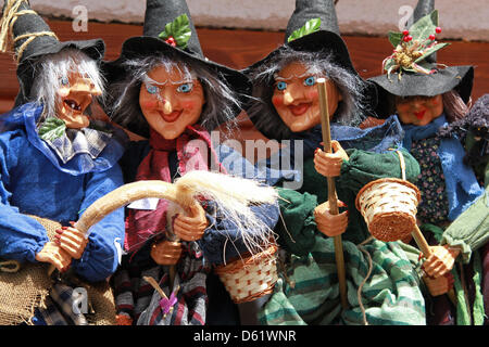 Poupées sorcières sont vendus comme souvenirs à Thale, Allemagne, 13 avril 2012. Nuit de Walpurgis est un festival traditionnel de printemps le 30 avril concernant les représentations de sorcières et de démons. Presque chaque ville de la région du Harz a leur propre nuit de Walpurgis fête dans la nuit du 30 avril au 01 mai. Photo : Matthias Bein Banque D'Images