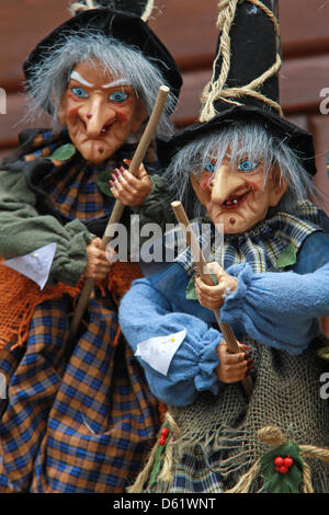 Poupées sorcières sont vendus comme souvenirs à Thale, Allemagne, 13 avril 2012. Nuit de Walpurgis est un festival traditionnel de printemps le 30 avril concernant les représentations de sorcières et de démons. Presque chaque ville de la région du Harz a leur propre nuit de Walpurgis fête dans la nuit du 30 avril au 01 mai. Photo : Matthias Bein Banque D'Images