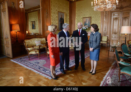 König Carl XVI. Gustaf (2.v.r.) und Königin Silvia von Schweden (r) Joachim Gauck Bundespräsident empfangen und seine Lebensgefährtin Daniela Schadt am Freitag (04.05.2012) à Stockholm (Suède). Gauck ist zu einem Besuch in Schweden. eintägigen Foto : Rainer Jensen dpa/lbn  + + +(c) afp - Bildfunk + + + Banque D'Images