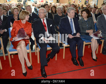 König Carl XVI. Gustaf (l) und Königin Silvia (r) von Schweden besuchen mit Bundespräsident und Joachim Gauck senneur Lebensgefährtin Daniela Schadt am Freitag (04.05.2012) anlässlich der Feierlichkeiten zum 400. Jahrestag der Gründung der Deutschen Schule die Schule à Stockholm. Gauck ist zu einem Besuch in Schweden. eintägigen Foto : Rainer Jensen dpa/lbn  + + +(c) afp - Bildfunk + + + Banque D'Images