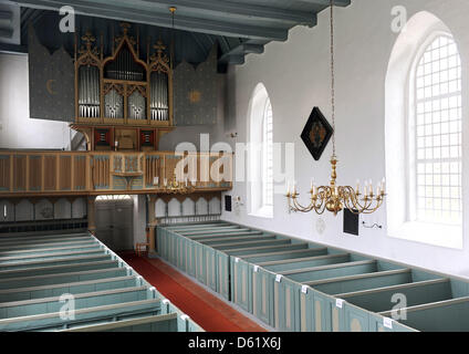 Une vue de la nef centrale avec les 555 ans de gathic orgue à l'Église protestante réformée à Schafflund, Allemagne, 13 avril 2012. L'organe, qui a été construit dans la ville néerlandaise de Groningue, est considéré comme l'un des plus anciens de son genre dans le monde, datant du 15ème siècle. Photo : Ingo Wagner Banque D'Images