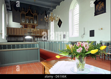 Une vue de la nef centrale avec les 555 ans de gathic orgue à l'Église protestante réformée à Schafflund, Allemagne, 13 avril 2012. L'organe, qui a été construit dans la ville néerlandaise de Groningue, est considéré comme l'un des plus anciens de son genre dans le monde, datant du 15ème siècle. Photo : Ingo Wagner Banque D'Images