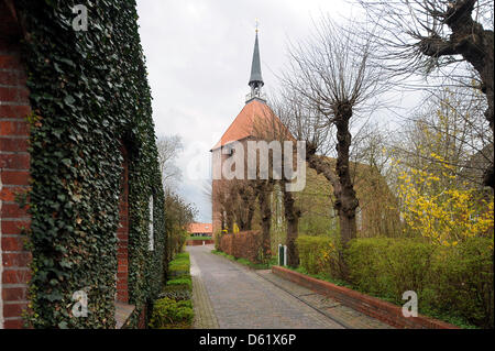 Une vue de l'Église protestante réformée, qui accueille l'un des 555 ans de l'orgue à l'église gothique Schafflund, Allemagne, 13 avril 2012. L'organe, qui a été construit dans la ville néerlandaise de Groningue, est considéré comme l'un des plus anciens de son genre dans le monde, datant du 15ème siècle. Photo : Ingo Wagner Banque D'Images