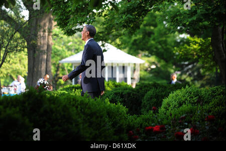 Le président des États-Unis Barack Obama marche sur le podium lors d'une réception de Cinco de Mayo dans le jardin de roses à la Maison Blanche à Washington, DC, le 3 mai 2012..Credit : Olivier Douliery / Piscine via CNP Banque D'Images