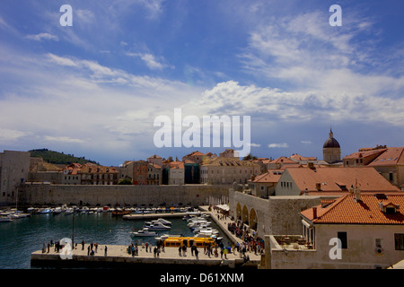 La zone portuaire du vieux port de la ville de Dubrovnik Istrie Croatie Europe Banque D'Images