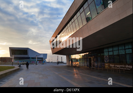 Le nouveau terminal de Ferry Pier Head, Mersey, avec le nouveau Musée de Liverpool en b/g de Liverpool, Merseyside, Angleterre Banque D'Images