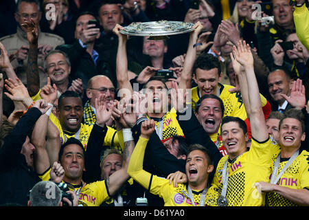 Le capitaine Sebastian Kehl Dortmund et ses coéquipiers célèbre le titre de championnat allemand après le match de football de la Bundesliga entre Borussia Dortmund et SC Freiburg Signal-Iduna-Park à Dortmund, en Allemagne, 05 mai 2012. Le Borussia Dortmund est Champion de Football Bundesliga 2011-2012. Photo : MARIUS BECKER (ATTENTION : EMBARGO SUR LES CONDITIONS ! Le LDF permet la poursuite de l'utili Banque D'Images