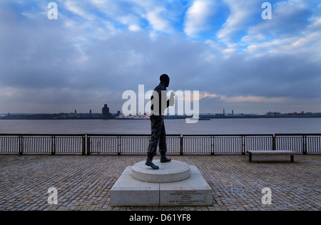 Statue Le Capitaine Frederick John Walker, commandant de guerre anti-sous-marine, Bataille de l'Atlantique. Pier Head, Liverpool, Angleterre Banque D'Images