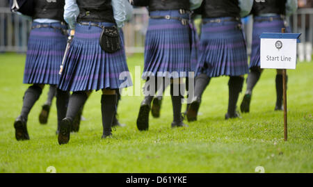 Un corps de cornemuses et tambours écossais effectue au cours de la 'La peine de cornemuses des championnats internationaux au city park, dans peine, l'Allemagne, 05 mai 2012. Les kilts, de la musique, et aux compétitions sportives : des centaines de fans de Gernmany l'Ecosse et à l'étranger ont participé à la collecte des Highlands. Photo : Dominique Leppin Banque D'Images