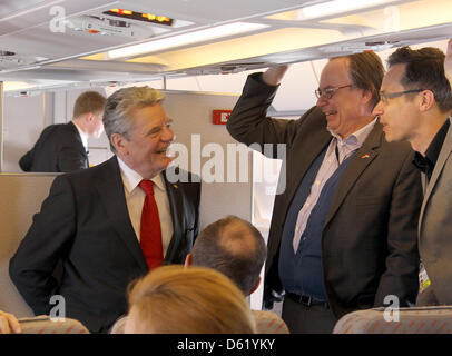 Le Président allemand Joachim Gauck parle aux journalistes pendant le vol de retour à l'Allemagne à partir de La Haye, Pays-Bas, 06 mai 2012. Le chef de l'Etat allemand était sur une visite de deux jours aux Pays-Bas. Photo : WOLFGANG KUMM Banque D'Images